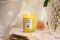 Acqua di Parma. Home Collection. Oh, l’Amore. Proposto nella versione candela nel bicchiere da 200gr e diffusore da 180ml. Il bicchiere, realizzato con uno stampo esclusivo, riproduce il flacone Art Déco di Colonia. Mentre il diffusore, sempre dalle linee Art Déco, completa il proprio design con l’iconico tappo e i bastoncini in rattan. Candela, euro 54,00. Diffusore euro 65,00.