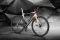 Colnago. E64. La bici a pedalata assistita pesa soltanto 12 kg, batteria compresa. Il telaio e la forcella sono in fibra di carbonio monoscocca. Il sistema di servo assistenza Ebikemotion è il più leggero sul mercato. Il peso del motore è di soli 3,7 kg ed è in grado di sviluppare una potenza di 250 watt. Il motore è collocato all’interno del mozzo posteriore mentre la batteria sul tubo obliquo del telaio. Monta il gruppo Shimano Ultegra R8020 a 11 velocità di tipo meccanico con impianto frenante a dischi di tipo idraulico. (Euro 4.950,00).