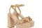 Gianvito Rossi. La combinazione di rafia naturale e pelle intrecciata dorata rende il sandalo Kea chic e versatile.