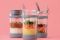 Künzi Group importa e distribuisce in Italia il marchio inglese Kilner®. All in One Food to Go Set, è il nome del barattolo da 0,5 litri realizzato in vetro per conservare, trasportare e consumare cibi caldi o freddi direttamente dal contenitore. Dotato di un tappo a vite in acciaio che a sua volta ospita un imbuto in silicone per i condimenti. Impugnatura e base in silicone per una migliore presa e spazio per alloggiare la forchetta abbinata in acciaio. (Amazon euro 18,20).