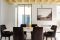 Faro di Brucoli. L’area pranzo. Gli arredi rappresentano la quintessenza del design made in Italy con molti pezzi firmati dai grandi Maestri e prodotti dalle più autorevoli aziende italiane: Arclinea, Arflex, B&B Italia, Cassina, Molteni&C, Porro, Rimadesio, Zanotta.
