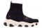Gioseppo. Sibay sono le sneaker stile calzini neri con la suola chunky bicolore. Il sottopiede, Gio Memory Effect, è costituito da una spuma viscoelastica con memoria. Una striscia elasticizzata movimenta il collo del piede. La fodera è traspirante. Prezzo: euro 79,95.