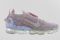 Nike per Foot Locker. Nike Air Vapormax 2020 Flyknit. La nuovissima armonizzazione VaporMax 2 Air. Sistema di allacciature FastFit con pratiche fascette per infilare e togliere la scarpa facilmente. Il logo a girandola indica che è stata realizzata con almeno il 50% di materiali riciclati. Colore: violet Ash/Light Arctic Pink/Violet/Bianco. Prezzo: euro 224,99.
