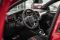 Opel Corsa-e. Gli interni regalano comfort e sicurezza. La plancia, dal design minimal e moderno, è orientata verso il guidatore e il posto di guida è stato abbassato di 28 mm con uno spostamento del baricentro che va a vantaggio di maneggevolezza e dinamicità.