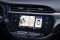 Opel Corsa-e. I passeggeri, con il nuovo infotainment viaggiano sempre connessi. Il Multimedia Navi con schermo touch a colori da 7 pollici e il top di gamma Multimedia Navi Pro con schermo touch a colori da 10 pollici offrono anche il nuovo servizio telematico “OpelConnect”, con funzioni utili come la Navigazione live con informazioni sul traffico in tempo reale, il collegamento diretto con il soccorso stradale e la chiamata di emergenza ecall.