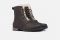 Sorel. Emelie Short Lace Cozy è uno scarponcino completamente impermeabile in pelle pieno fiore con cuciture termosaldate. La suola è in gomma. La fodera è in vero shearling e micropile. Prezzo: euro 179,99.