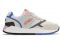 Ellesse. NYC84 Tech. Tomaia in mesh con rivestimento in pelle. Pannelli riflettenti. Clip sul tallone posteriore in TPU. Suola leggere con inserto ammortizzante. Versione per uomo. Prezzo: euro 85,00.