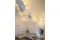 Angelo Tacchinardi. Living-TV. Progettata dall’architetto la luce a sospensione “Meteore”. È un’installazione formata da una struttura portante tubolare in rame piegato e corpi illuminanti in carta pesta smaltata. Arredano quest’area della casa: divano e pouf “Holden B.” e poltrona “Cubica”, Verzelloni; mobile TV “Luxor”, Cappellini.