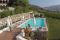 Agriturismo Corte Lantieri. Tra grandi terrazze e giardini fioriti spicca affacciata sui filari la piscina.