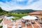 Agriturismo Corte Lantieri. Le terrazze esterne affacciate sulle vigne accolgono gli ospiti della struttura e del ristorante.