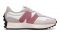 New Balance. Scarpa running 327 in pregiato suede, un maxi logo laterale e un battistrada in gomma scolpito che raggiunge il tallone. La versione donna è in vendita a euro 90,00.