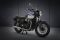 Triumph Motorcycles. Bonneville T100 2021. Prestazioni: 10 CV in più di potenza, 65 CV a 7.400 giri/min e 80 Nm a 3.750 giri/min; propulsore più reattivo, 500 giri di allungo in più; motore bicilindrico High Torque da 900 cc aggiornato, conforme alla normativa EURO 5; più reattività, meno emissioni; kit patente A2 disponibile. Maneggevolezza: 4 kg in meno; nuove forcelle a cartuccia; nuovo freno anteriore Brembo ad alte prestazioni. Stile e dettagli migliorati: nuova grafica per la strumentazione; nuovi coperchi del motore e della distribuzione verniciati a polvere in nero. 117 Accessori. Prezzo Listino 2021: T100 euro 11.100,00.