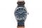 Omega Watches. SeaMaster RailMaster Co-Axial Master Chronometer 40mm. Versione di ispirazione denim presenta una cassa simmetrica da 40 mm realizzata in acciaio inossidabile e un fondello con bordo ondulato. Il quadrante con finitura spazzolata verticale “blue jeans” si distingue per le lancette spazzolate in acciaio inossidabile e gli indici rientranti riempiti di Super-LumiNova grigio chiaro. A completare il modello, la lancetta centrale dei secondi beige e, per una nota classica, l'iscrizione “Railmaster” applicata dello stesso colore. Movimento a carica automatica dotato di scappamento Co-Axial. Certificato Master Chronometer approvato dal METAS, resistente a campi magnetici fino a 15.000 gauss. Bilanciere a spirale libera (senza racchetta) con spirale in silicio, meccanismo di carica automatica bidirezionale. Speciale finitura motivo 