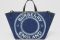 Burberry. Tote da spiaggia mini in denim. Grafica con logo e finiture in pelle con impunture. Il modello dalla forma morbida presenta un astuccio staccabile con cerniera per i piccoli accessori essenziali.