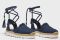 Manila Grace. È giovane, moderno e autentico il sandalo espadrilla in denim con tomaia in vera pelle. I charms colorati e il tessuto sfilacciato sul bordo regalano un effetto gipsy. Completa il tutto una suola di corda di iuta, come l’espadrilla tradizionale, e il fondo morbido in gomma.