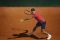 Uniqlo. Roger Federer, nell’immagine: colore principale rosso brillante con accenti blu scuro su colletto, maniche e pantaloncini. Realizzato in materiale DRY-EX ad asciugatura ultra rapida e tre diversi tipi di mesh mappate nelle aree soggette a maggiore sudorazione. La collezione si compone di: polo, t-shirt, pantaloncini, cappello e polsino. Kei Nishikori: diversi toni di verde sono intrecciati con fibre multicolori e accentuati da linee blu e gialle sullo scollo e sulle maniche. Le parti più soggette a usura sono realizzate con materiale DRY-EX ad asciugatura rapida e una parte in rete. La collezione si compone di: polo, t-shirt, pantaloncini, cappello e polsino.