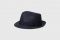 Borsalino. Jules. Cappello in treccia canapa a tesa piccola (4,5 cm) e cinta in canneté (3 cm.). Tonalità: blu scuro e cinta blu marino. Prezzo: euro 220,00.