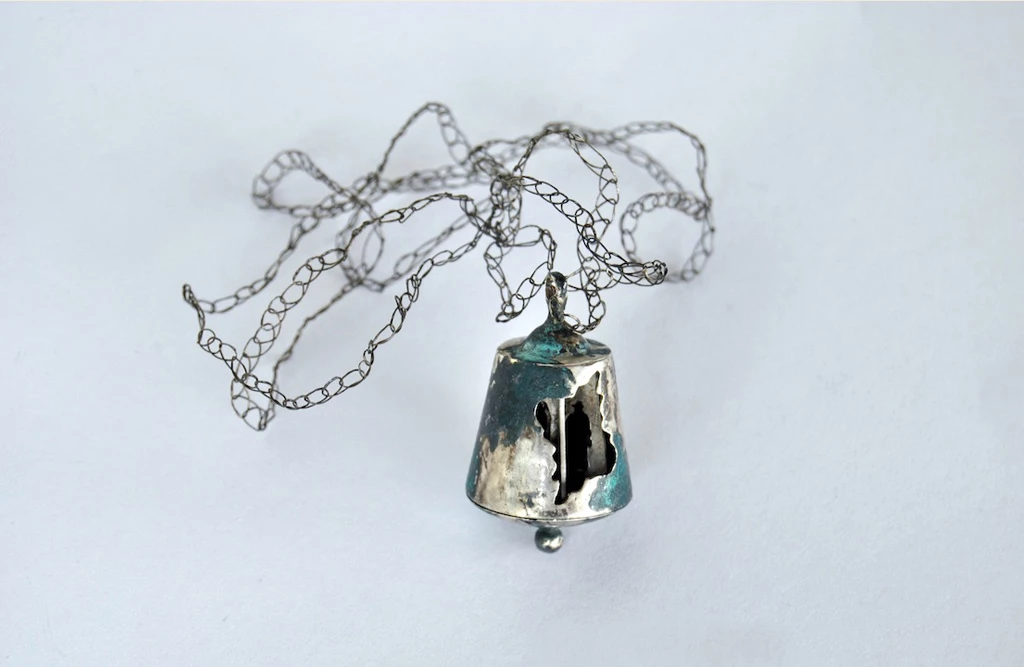 Chiara Lucato, Il cantastorie, collana con pendente, argento niello ossidazioni acciaio, 2015