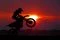 Suggestiva immagine di un motociclista al tramonto.