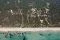 Is Arenas Nature & Charme Resort. Ripresa dall’alto della struttura e della spiaggia, lunga circa sei chilometri: mare azzurro cristallino, sabbia fine con sfumature rosa e dorate. L’hotel è circondato da 800 ettari di pini marittimi che discendono verso la spiaggia.