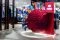 Alessandro Luciani, retail designer, ha creato per Red-Sox Appeal marchio dello storico calzificio Re Depaolini, un pop-up store temporaneo. Un'elegante sfera vermiglio, interamente ricoperta da 600 rose rosse, visibile dal 6 al 26 settembre in Rinascente Duomo a Milano.