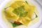Del 1982 la ricetta di Gualtiero Marchesi del Raviolo Aperto: pasta verde, pasta all'uovo, capesante, succo di zenzero e pepe bianco. 