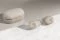 Bang & Olufsen. Golden Collection. Beoplay E8 3rd generation, auricolari true wireless best seller del marchio, sono inseriti in una custodia carica batterie wireless rivestita in pelle color sabbia e con le parti in alluminio color oro.  Prezzo: euro 350,00.