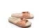 Charlotte Olympia. “Dylan” è un modello di stagione da amare. In morbida nappa rosa pallido, questi sandali slide di ispirazione rétro sono impreziositi da un caratteristico nodo sulla punta.