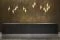 CINI&NILS. I singoli elementi di “Acqua” possono essere uniti verticalmente in modo da formare sinuose onde di luce. A sorgente LED, dimmerabile, può essere installata a soffitto o in prossimità di una parete per un’illuminazione indiretta. Disponibili nelle nuove finiture: oro e argento opaco effetto anodizzato, o con foglia oro e argento applicata manualmente. Design Luta Bettonica.