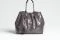 Manila Grace. La borsa Jasmine Tote Bag con manico a catena e tono lucido leggermente stropicciato. 100% in poliuretanica è disponibile nelle tonalità nero, bronzo e rosa polvere. Prezzo: euro 159,00.
