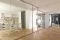 Al piano interrato dello showroom Albed a Milano, la parete modulare Vista ufficio. L'illuminazione è Martinelli Luce
